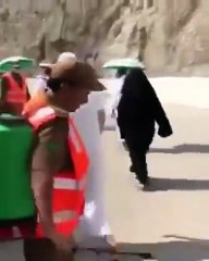 فيديو مؤثر لما قام به هذا المواطن مع أحد الجنود السعوديين بمكة