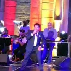 بالفيديو.. راغب علامة يتعثّر على المسرح