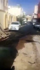 انكسار ماسورة مياه يحوّل شوارع الطائف لبحيرات