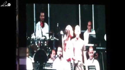 خاص بالفيديو والصور: أنغام تحتضن شاباً على المسرح