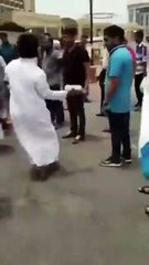 بالفيديو: هجوم شخصين على موظف مواقف الدمام وضربه بالحجارة