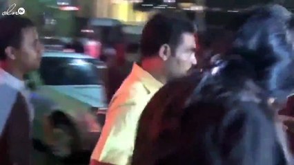 شاهدي رد فعل فيفي عبده بعد معاكسة شباب لها أثناء العزاء