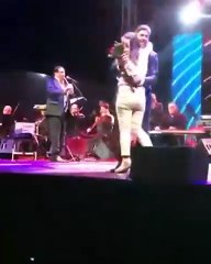 بالفيديو.. معجبة تقتحم مسرح وائل كفوري.. كيف تصرّف معها؟