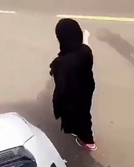 بالفيديو فتاة ترافق شباب اثناء التفحيط وتشجعهم بالسعودية