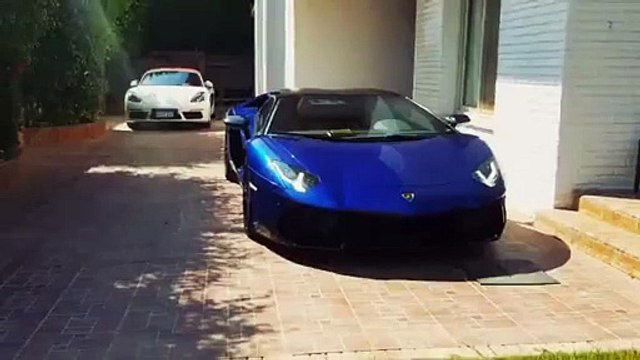 محمد رمضان يشارك جمهوره لحظات بسيارته الجديدة