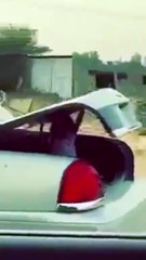 سائق يضع طفلة في شنطة السيارة ويسير بسرعة عالية بالسعودية ومطالبة بمحاكمته