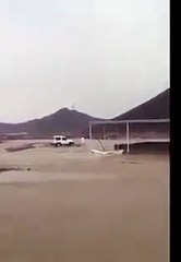 بالفيديو مواطن يعرض حياته للخطر لانقاذ مواطن من السيول في المدينة المنورة