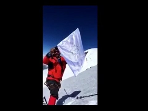 سعودي يصعد اعلى خامس قمة فى العالم ويرفع علم السعودية