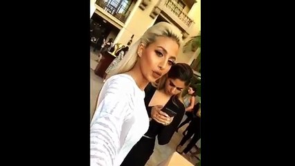 بالفيديو: شاهدي قبلة تامر حسني لـ«مودل روز» في أميركا