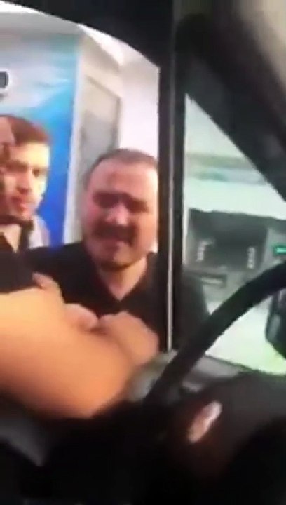 بالفيديو شاب تركي يعتدي علي مواطن سعودي وعائلته...