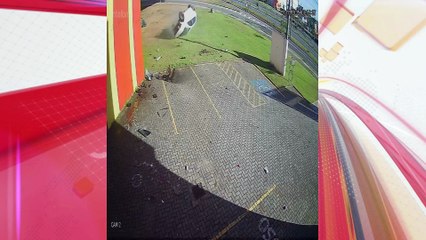 Motorista sobrevive após carro cair de viaduto em Curitiba