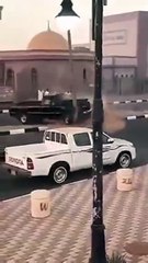 مفحط يفقد السيطرة على سيارته ويصطدم بعمود نور في الرياض