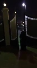مواطن سعودي يقوم بتصوير امرأة حاولت الدخول لمنزله وسرقته بمساعدة شريكها