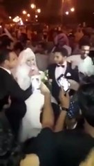 وافد يزف عروسته على ممشى الروضة في مدينة الرياض