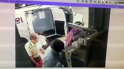 بالفيديو سطو مسلح على سيارة نقل اموال بالرياض