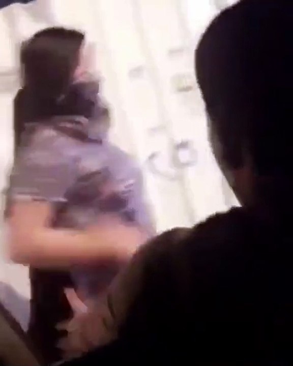 بالفيديو شباب يتحرشون بفتاة بدون عباءة بأحد شوارع الرياض