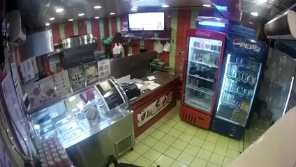 بالفيديو اقتحام ثلاثة ملثمين لاحدى المطاعم وسرقته في السعودية