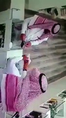 بالفيديو حيلة ماهرة من سارق في محل جوالات بالقصيم !