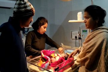 Video: अगले जनम मोहे बिटिया न कीजो: कड़ाके की ठंड में सिद्धबाबा पहाड़ के पास झोले में रोती मिली 7 दिन की बच्ची, किन्नर को सौंपा