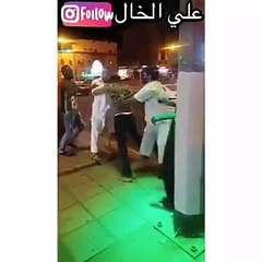 بالفيديو مضاربة عنيفة تسببت في وقف سير الشارع بمكة