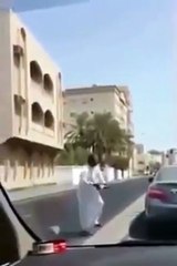 بالفيديو شاب مخمور بالبحرين يقوم بافعال جنونية تعطل حركة السير في الطريق