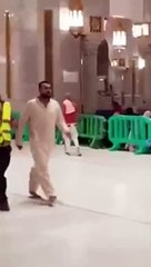 بالفيديو اب يعثر عن ابنه المفقود داخل الحرم المكي
