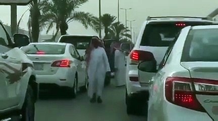 بالفيديو فوضى عارمة بسبب تجار السيارات في معارض النسيم