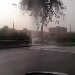 ماسورة مياة مكسورة على طريق الملك فهد بالرياض تظهر كالنافورة