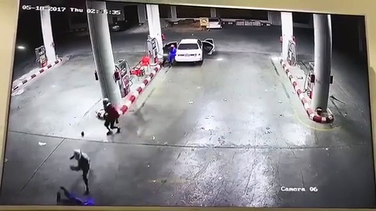 بالفيديو سطو مسلح على محطة وقود بالسعودية وملاحقة العمال والاعتداء عليهم