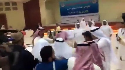 بالفيديو مضاربة بين الوفد القطري والوفد السعودي في مؤتمر دولي