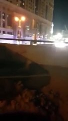 بالفيديو مقيم يتنكر في زي عامل نظافة بجانب الحرم النبوي من اجل التسول وجمع الاموال