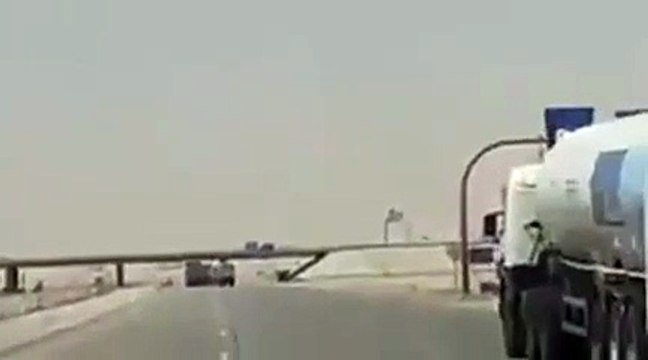 بالفيديو تهور سائقي الشاحنات على طريق الرياض يهدد بوقوع كارثة