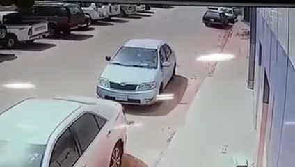 بالفيديو سرقة مواطن سعودي فى وسط الشارع نهاراً تحت تهديد السكين