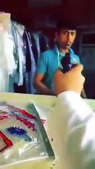 بالفيديو شاب سعودي يمزح مع عامل هندي برفع المسدس فى وجهه