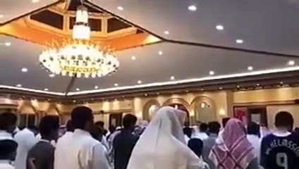 بالفيديو ابن اخو الشيخ السديس يبهر المصلين بجمال صوته