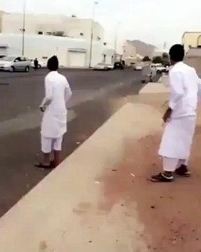 تهور مفحط اثناء ممارسته التفحيط كاد ان يتسبب فى كارثة