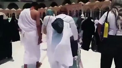 مقيم باكستاني يساعد شاب من ذوي الاحتياجات الخاصة ويُصر على دفع الكرسي المتحرك له