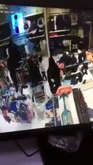 بالفيديو سرقة امرأة بأحد أسواق جدة