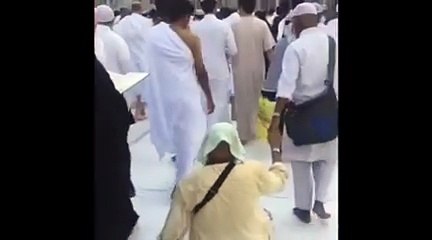 مواطن مغربي يستخدم لوح حشبي فى الطواف حول الكعبة