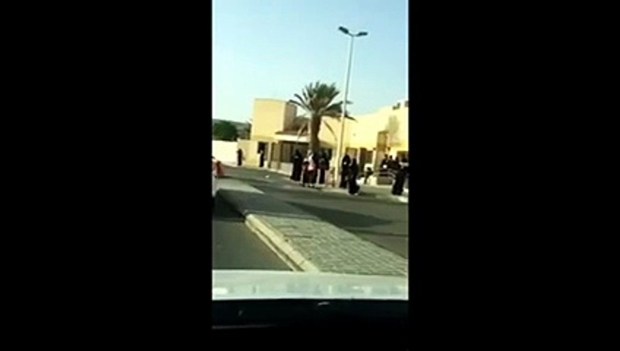 بالفيديو سعودي يفاجئ زوجته امام جامعتها بمناسبة تخرجها