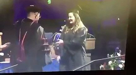 مبتعث سعودي يرفع علم المملكة أثناء تسليمه وثيقة التخرج بجامعة أمريكية