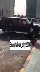 بالفيديو  شاب يتحرش بـ 4 فتيات ويحاول انتزاع نقاب واحدة منهم بتبوك