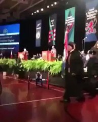 اب سعودي يتسلم شهادة تخرج ابنه المتوفي قبل أيام من حفل تخرجة في مشهد مؤثر