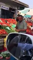 بالفيديو بائع خضار سعودي يبيع الطماطم بريال بسبب فوز الهلال بكأس الملك