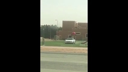 الشرطة تلقي القبض على شاب يقوم بالتفحيط بالرياض