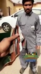 بالفيديو عامل نظافة امين يسلم 4 الاف ريال عثر عليها بالقصيم