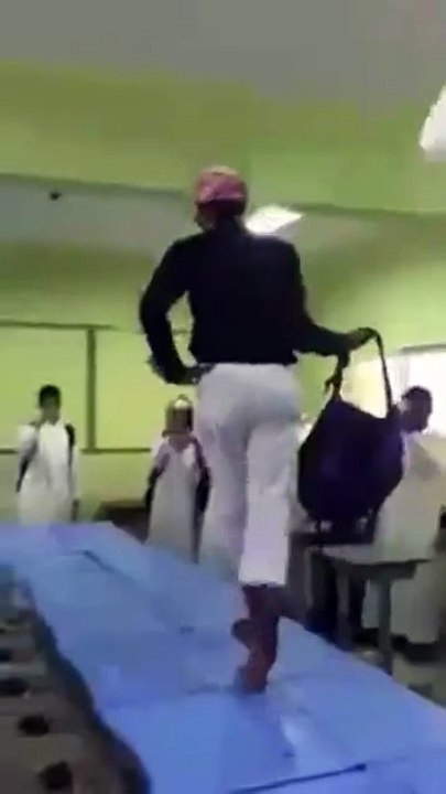 بالفيديو طلاب مدرسة ثانوية بالسعودية يقدمون عرض ازياء غير لائق داخل المدرسة