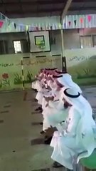 بالفيديو موقف انساني رائع من معلم سعودي تجاه احد طلابه