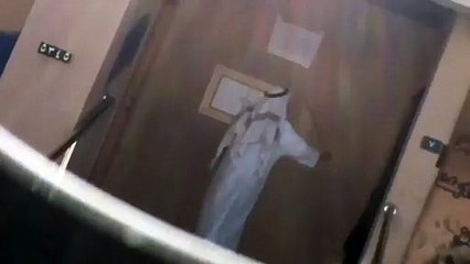 حارس مدرسة يبث الذعر في قلوب الطالبات باستخدام ثعبان