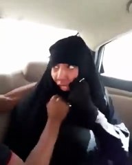 بالفيديو متسول يتنكر فى زي النساء بخميس مشيط